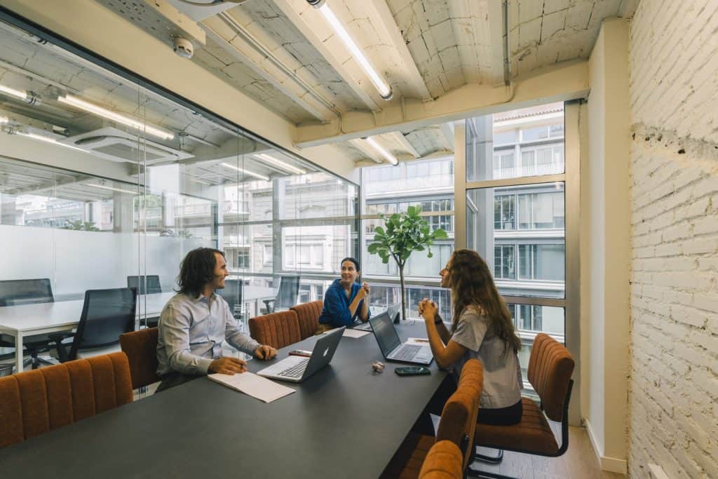 oficina moderna con mini almacenes para empresas